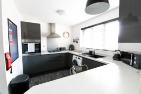 Modern Home in Royston, Free Off-Street Parking, Perfect for Families, Contractors & Work